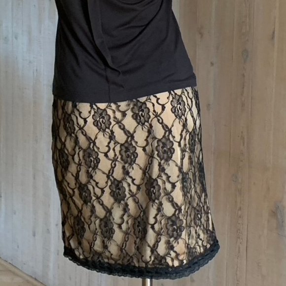Betsey Johnson black lace over cream w/slit and bow midi skirt - size M - Picture 4 of 10